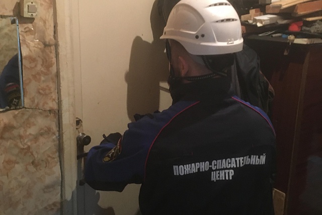 Спасатели обеспечили медикам доступ в квартиру